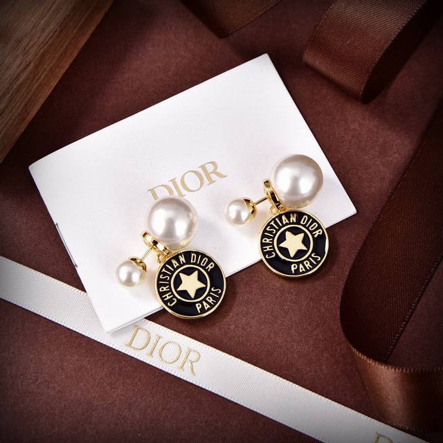Dior 迪奥 新款 金色五角星耳钉耳环 一致专柜品质 黄酮材质+施华洛世奇珍珠 百搭时髦值得入手